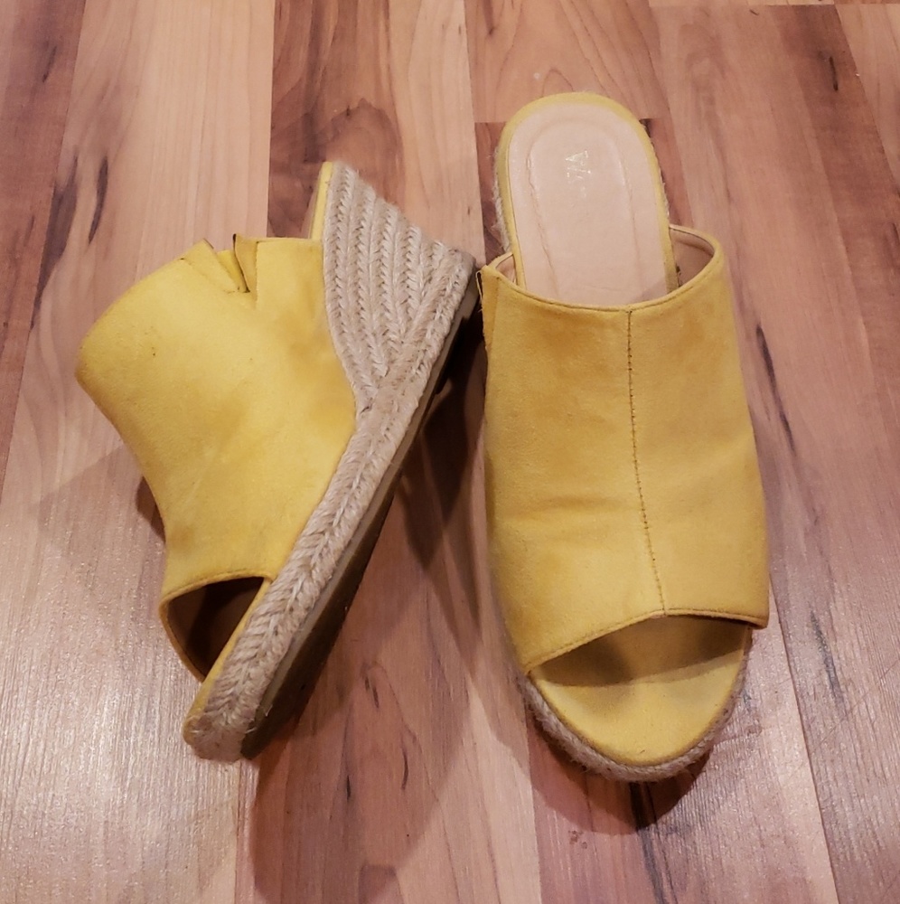 Wanted suedette wedge